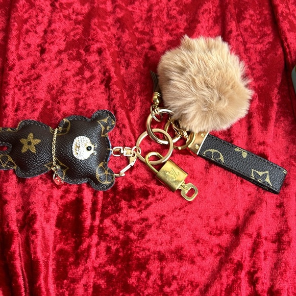 Louis Vuitton LV Lock And Key. Also included is a up cycle Keychain - Picture 8 of 8